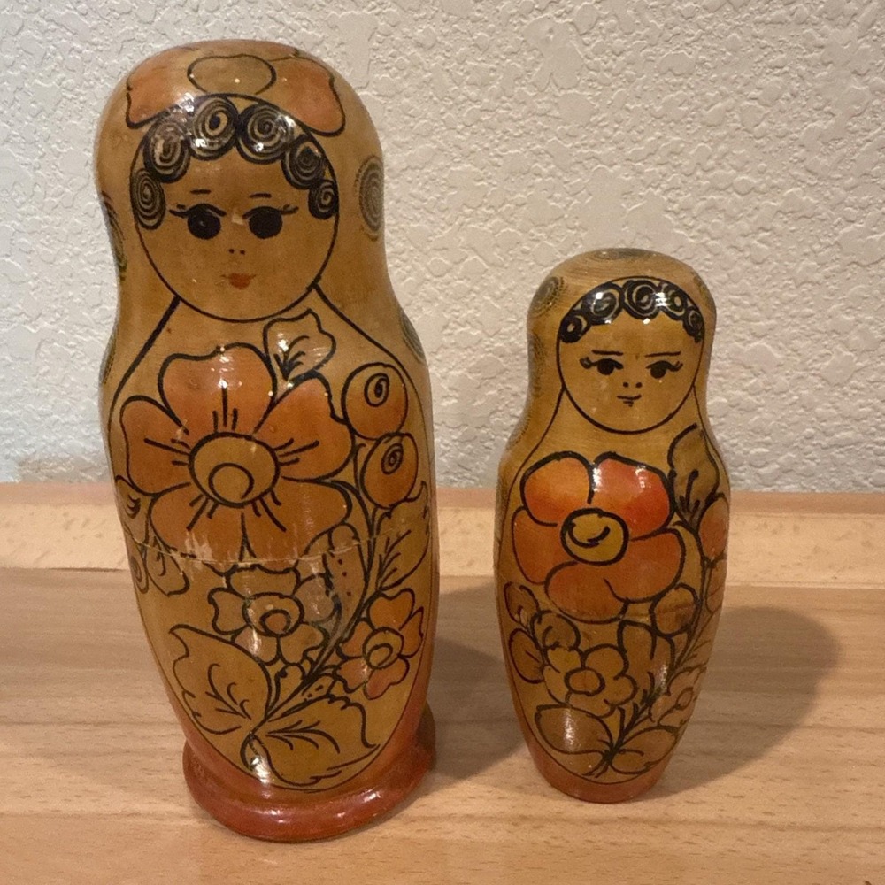Set of 2 Russian Nesting Dolls